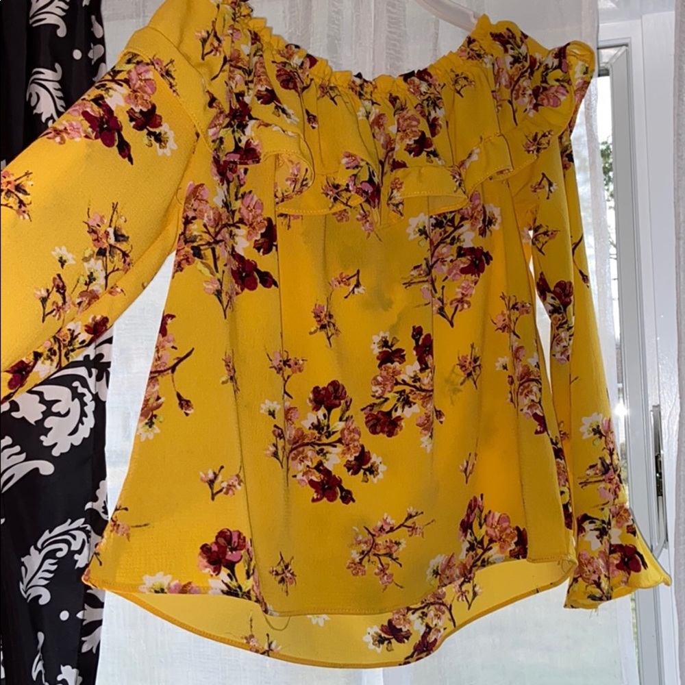 H&M Yellow off the shoulder flower top. worn once